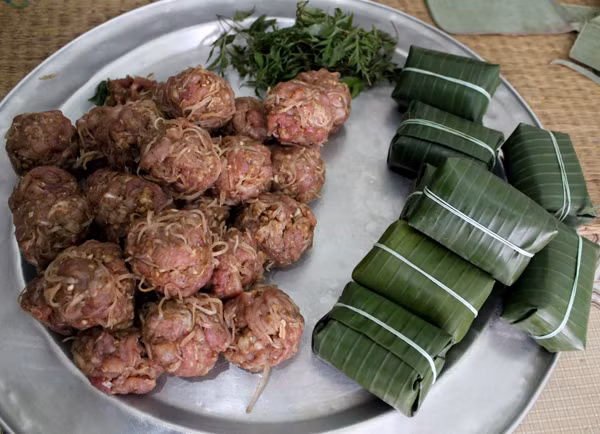 Riêng món nem nướng thì có cách thưởng thức khác hơn với nem chua và nem thính. Đó là cần nướng lên trước khi ăn.