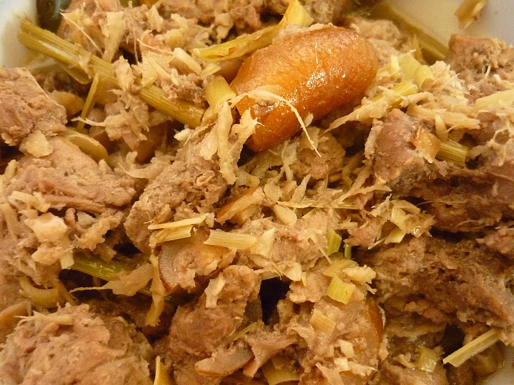 Giả cầy. Chân giò sau khi thui, thái miếng vừa ăn trộn đều cùng với gia vị, mắm tôm, mẻ... làm thành món giả cầy rất ngon.