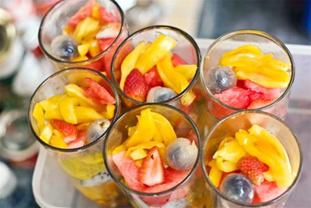 Hoa quả dầm giữ được hương vị nguyên bản của các loại quả như nhãn, dưa hấu, xoài... Công thức làm hoa quả dầm rất đơn giản. Xắt miếng nhỏ các loại trái cây như xoài, táo, thanh long, mít, trộn lẫn với sữa đặc và nước cốt dừa, khi ăn dầm đều lên cùng đá xay vụn. Phố Tô Tịch, Hà Nội nổi tiếng với hàng chục tiệm hoa quả dầm thơm ngon, mùa nào cũng tấp nập đón khách.