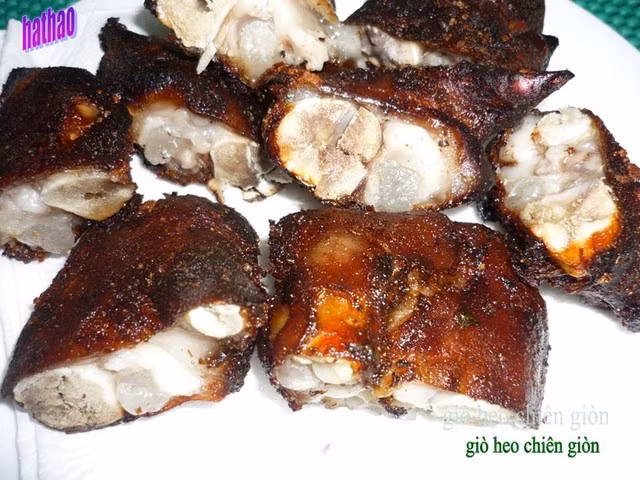 Thịt chân giò chiên giòn. Phần da chín giòn đượm gia vị, phần thịt vừa ngọt thơm.