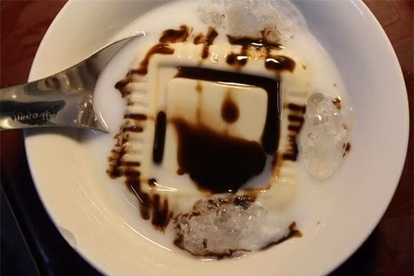 Đậu hũ. Đây là món ăn vặt có nhiều hương vị như hương socola, sữa dừa... Món này hấp dẫn bởi m ặt miếng đậu hũ nhìn mịn màng, khi ăn vào đậm đà, thơm lừng vị đậu tương, như tan ra trong khoang miệng, đọng lại dư âm trên đầu lưỡi.