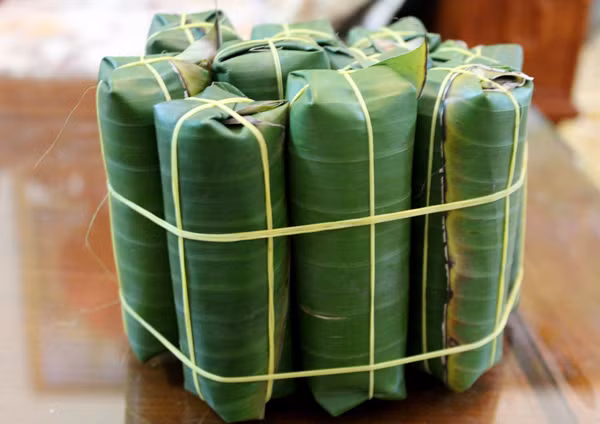 Nem chua. Đây là một trong những món ăn đặc trưng nhất của xứ Thanh. Hầu như ai đến với vùng đất này đều cố gắng mua một ít loại nem ngon này làm quà.