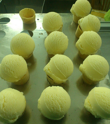 Kem Tràng Tiền. Nhắc đến kem Hà Nội, ai cũng nghĩ ngay đến kem Tràng Tiền. Viên kem tròn vị vani ngọt ngào béo ngậy và cây ốc quế giòn tan đã trở thành một thương hiệu của thủ đô. Không chỉ kem ốc quế, các loại kem que như kem dừa, socola, đậu xanh cũng rất được yêu thích.