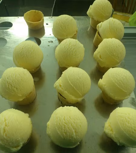 Kem Tràng Tiền. Nhắc đến kem Hà Nội, ai cũng nghĩ ngay đến kem Tràng Tiền. Viên kem tròn vị vani ngọt ngào béo ngậy và cây ốc quế giòn tan đã trở thành một thương hiệu của thủ đô. Không chỉ kem ốc quế, các loại kem que như kem dừa, socola, đậu xanh cũng rất được yêu thích.