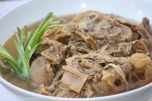 Chân giò nấu măng. Đây là món ăn khá sang trọng vốn chỉ được chế biến trong những dịp Tết. Tuy nhiên, hiện nay với việc mua nguyên liệu dễ dàng, bạn có thể chế biến món này bất kể khi nào.