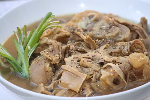 Chân giò nấu măng. Đây là món ăn khá sang trọng vốn chỉ được chế biến trong những dịp Tết. Tuy nhiên, hiện nay với việc mua nguyên liệu dễ dàng, bạn có thể chế biến món này bất kể khi nào.