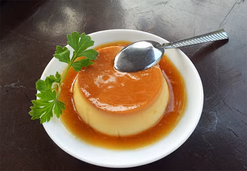 Caramen làm từ sữa, đường và trứng cực kỳ thơm mát và bổ dưỡng. Đây là món ngon phù hợp với mọi lứa tuổi, dễ ăn và cũng dễ làm. Caramen là món khá phổ biến ở các quán giải khát dành cho teen tại Hà Nội.