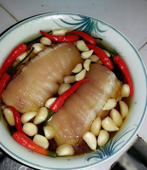 Chân giò ngâm nước mắm. Đây là một trong những món mới được các bà nội trợ hết sức ưa chuộng bởi hương vị đặc biệt của nó.