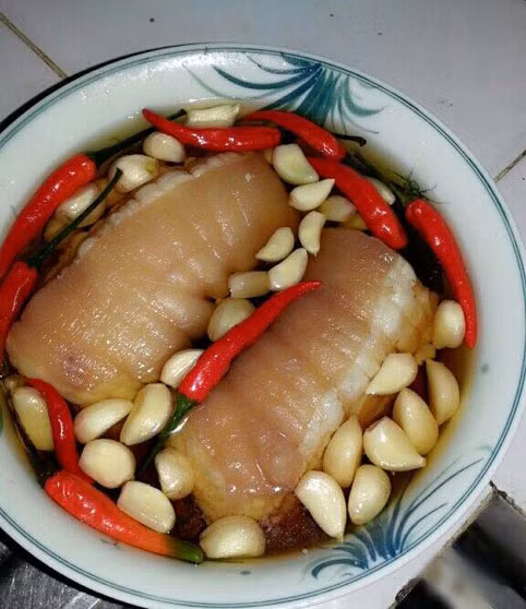 Chân giò ngâm nước mắm. Đây là một trong những món mới được các bà nội trợ hết sức ưa chuộng bởi hương vị đặc biệt của nó.