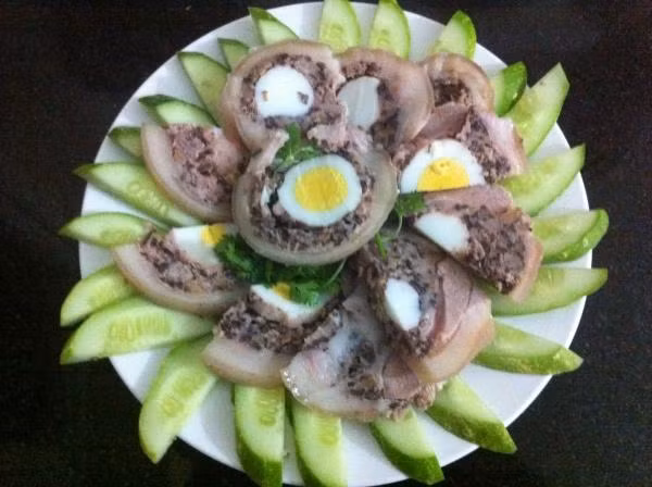 Chân giò nhồi. Món này các bà nội trợ có thể thỏa sức sáng tạo với phần nhân là giò và trứng.