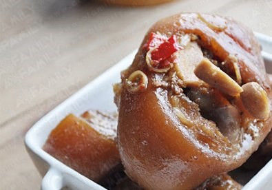 Chân giò kho cay đưa cơm ngon tuyệt.