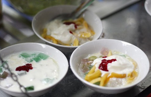 Sữa chua mít. S ữa chua mít thường được đựng vào bát thay vì cốc như ăn chè, sữa chua trộn cùng mít thái lát mảnh và thạch rau câu, trân châu giòn giòn, dai dai. Điều làm nên vị riêng của loại đồ ăn vặt này còn phải nhờ đến các loại thạch, hoa quả ăn kèm.