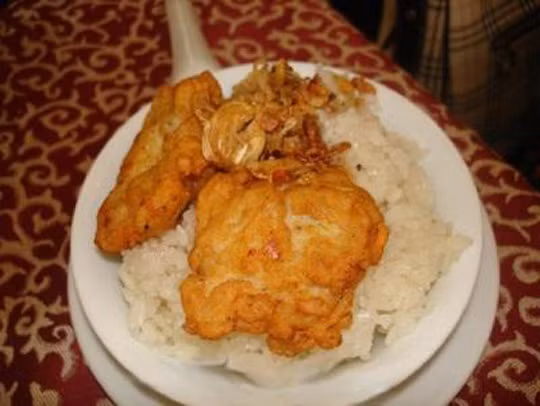 Xôi trắng chả mực. Đĩa xôi trắng bốc khói với những lát chả mực vàng ruộm trông thật bắt mắt. Xôi được đồ từ nếp mới, vừa thơm vừa dẻo; chả mực vừa dai vừa giòn sừn sựt, vị vừa ăn.