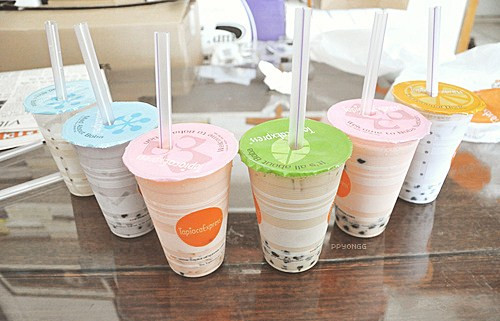 Trà sữa chân trâu. Trà được tạo hương vị từ hoa quả hoặc socola, sữa chua, đi kèm là những hạt trân châu đen, nhỏ xíu và thạch rau câu mềm. Được đựng trong chiếc cốc nhựa với phần nắp là miếng nilon đủ màu sắc đẹp mắt.