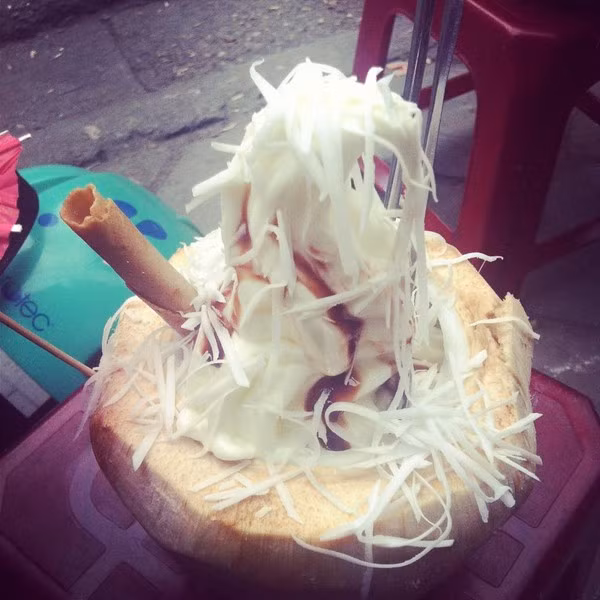 Kem sữa dừa. Món này ngon, mát, béo ngậy và ăn rất đã. Món có mặt ở nhiều quán giải khát tại Hà Nội và nhanh chóng trở thành món giải khát của nhiều bạn trẻ.