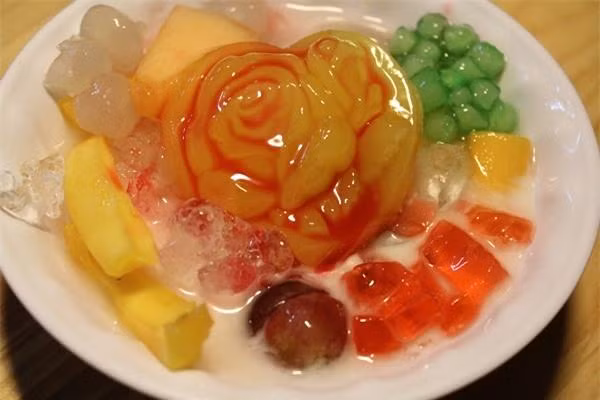 Chè cocktail hoa quả sữa dừa. Loại chè này có nhiều loại nhưng đặc điểm chung là thiên về hoa quả với vị ngọt đậm. Mỗi bát chè đều có các loại quả xắt miếng như mít, lê, xoài, dưa hấu, dưa vàng… kết hợp cùng các thạch, sirô, sữa đặc, sữa dừa, hạt é.