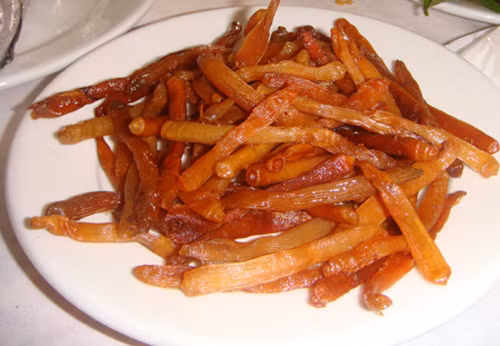 Loại nguyên liệu đắt tiền này là món nhậu chuyên giành cho những đại gia sành ăn. Sá sùng tươi xào tỏi tươi, sá sùng khô đem rang, chấm với tương ớt, điểm thêm rau diếp cá, rau thơm và uống với bia là niềm mong mỏi của bất cứ nam nhân nào khi đến đây.