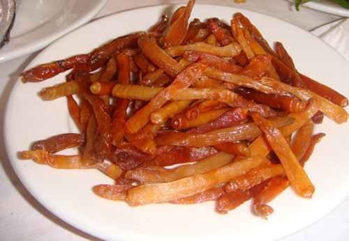 Loại nguyên liệu đắt tiền này là món nhậu chuyên giành cho những đại gia sành ăn. Sá sùng tươi xào tỏi tươi, sá sùng khô đem rang, chấm với tương ớt, điểm thêm rau diếp cá, rau thơm và uống với bia là niềm mong mỏi của bất cứ nam nhân nào khi đến đây.