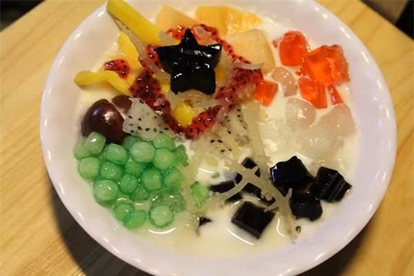 Một trong những loại chè cocktail hoa quả được nhiều người yêu thích đó là loại kết hợp với rong biển không quá ngọt, vị lại thanh mát, dễ ăn.