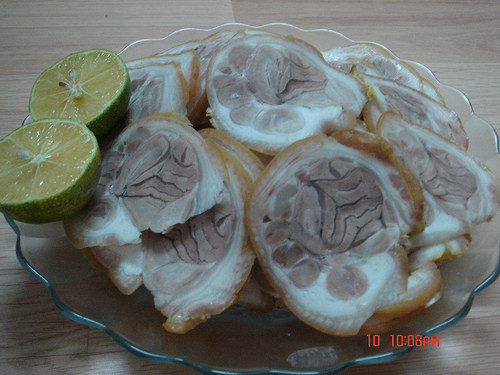 Chân giò luộc. Món ăn này vừa đơn giản lại dễ ăn. Chỉ cần lọc bỏ phần xương, buộc chặt đem luộc chín rồi vớt ra để nguội ăn vừa giòn vừa ngọt.