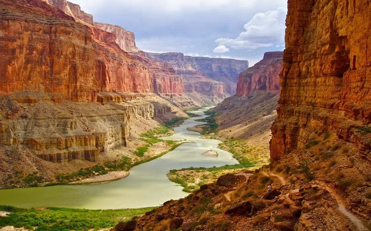  8. Vườn quốc gia Grand Canyon (Mỹ). Lọt vào danh sách Bảy Kỳ Quan Thiên Nhiên Thế Giới, Vườn quốc gia Grand Canyon sở hữu hẻm núi khổng lồ có lịch sử hình thành hơn 6 triệu năm, màu sắc độc đáo thay đổi theo ánh sáng mặt trời. Ảnh: Pinterest.