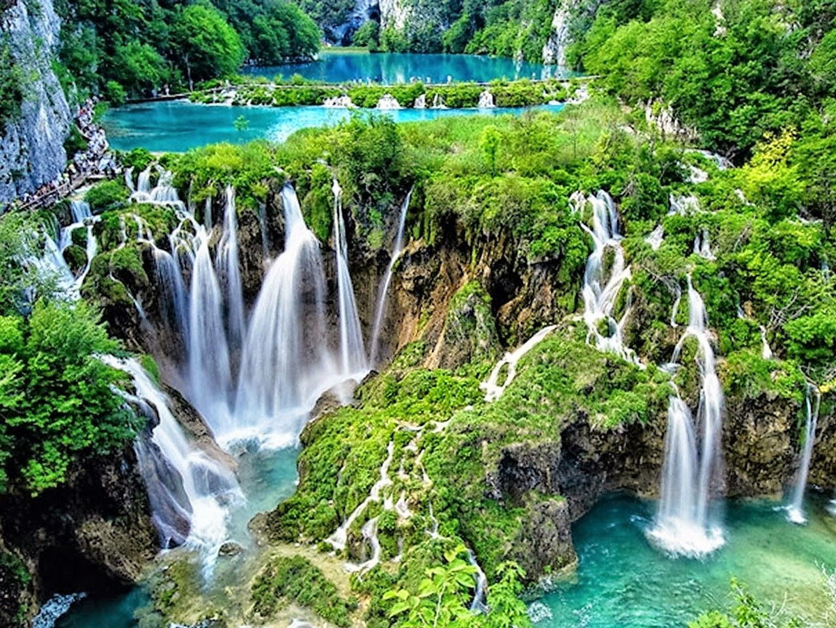  6. Vườn quốc gia Plitvice Lakes (Croatia). Là một trong những cảnh quan thiên nhiên ngoạn mục nhất châu Âu, Vườn quốc gia Plitvice Lakes có 16 hồ nước xanh ngọc bích được nối liền bởi thác nước tuyệt đẹp. Ảnh: Pinterest.
