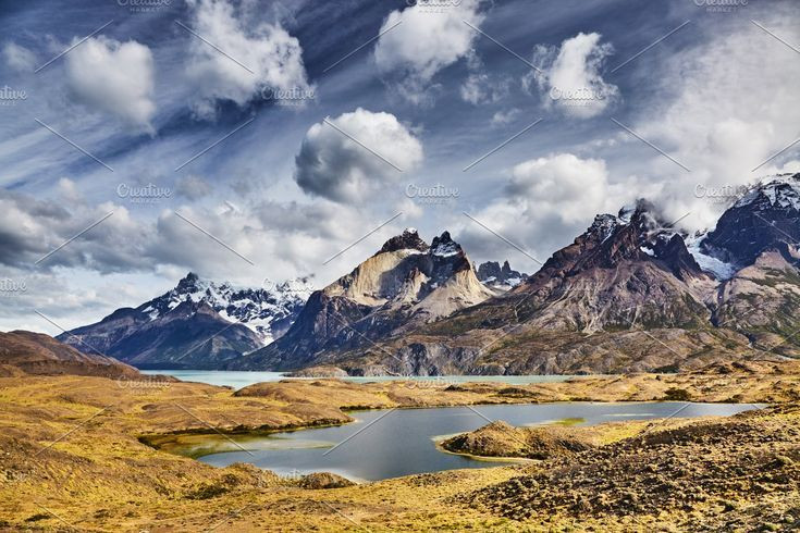  3. Vườn quốc gia Torres del Paine (Chile). Là điểm trekking hàng đầu thế giới, Vườn quốc gia này được biết đến với những đỉnh núi đá granit hùng vĩ, hồ băng xanh ngọc và thảo nguyên hoang sơ. Ảnh: Pinterest.