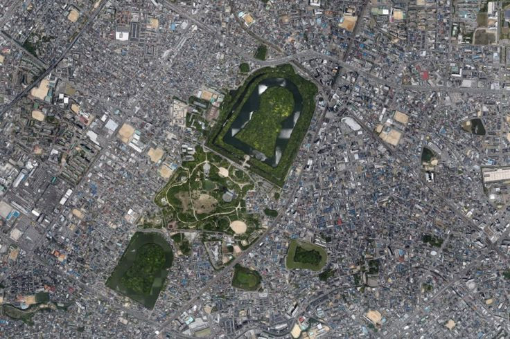  8. Có thể nhìn thấy rõ từ không trung. Nhiều lăng mộ Kofun có kích thước khổng lồ và hình dạng đặc biệt, đến mức chỉ có thể thấy rõ toàn bộ cấu trúc khi quan sát từ trên cao – giống như các hình vẽ Nazca ở Peru. Ảnh: Pinterest.