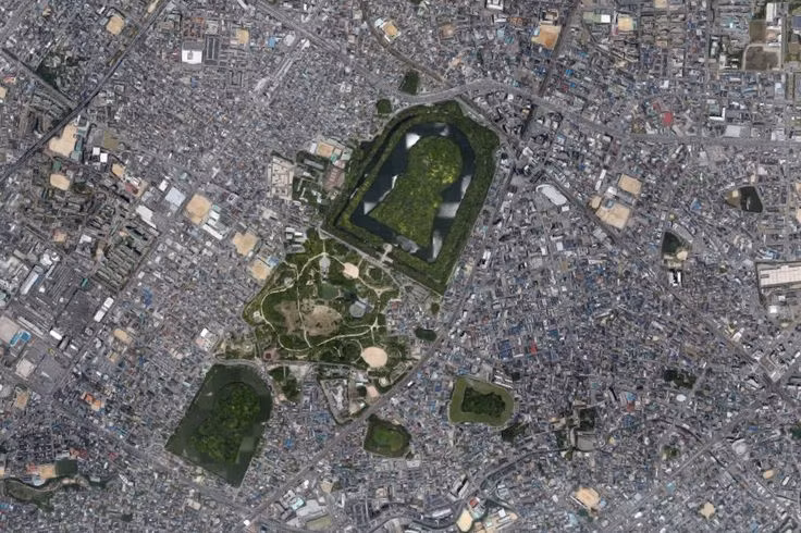  8. Có thể nhìn thấy rõ từ không trung. Nhiều lăng mộ Kofun có kích thước khổng lồ và hình dạng đặc biệt, đến mức chỉ có thể thấy rõ toàn bộ cấu trúc khi quan sát từ trên cao – giống như các hình vẽ Nazca ở Peru. Ảnh: Pinterest.