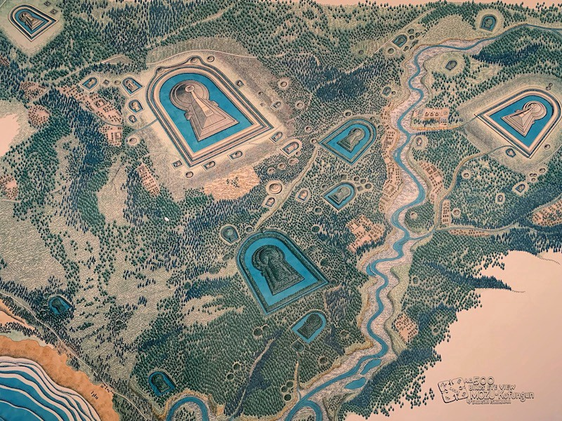  2. Có nhiều hình dạng khác nhau. Mặc dù lăng mộ Kofun có nhiều hình dạng như tròn, vuông và bát giác, nhưng phổ biến nhất là hình lỗ khóa – với một đầu tròn và một đầu hình chữ nhật. Ảnh: Pinterest.