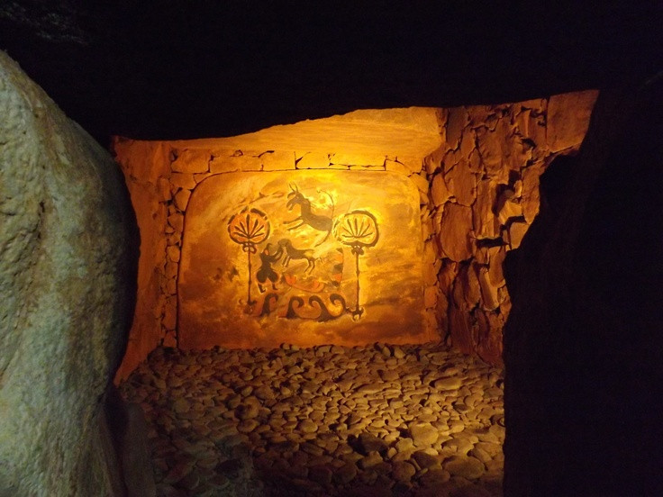  7. Một số lăng mộ có cấu trúc phức tạp bên trong. Một số Kofun lớn có phòng chôn cất bằng đá với các hiện vật như kiếm, gương đồng và trang sức quý, thể hiện ảnh hưởng từ Trung Quốc và Triều Tiên. Ảnh: Pinterest.