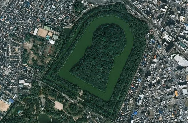  1. Được đặt tên theo thời kỳ Kofun. Lăng mộ Kofun xuất hiện trong thời kỳ Kofun (từ khoảng năm 250 - 538 SCN), giai đoạn sơ khai của lịch sử Nhật Bản, trước khi đất nước này tiếp nhận Phật giáo. Ảnh: Pinterest.