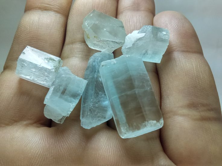  Một loại khoáng vật thuộc họ Beryl. Aquamarine là một biến thể của khoáng vật beryl, cùng họ với ngọc lục bảo (Emerald). Ảnh: Pinterest.