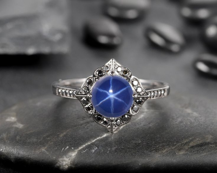  6. Sapphire sao là một biến thể hiếm và kỳ lạ. Một số viên Sapphire có hiệu ứng "ngôi sao" đặc biệt do các tạp chất rutile bên trong. Khi ánh sáng chiếu vào, chúng tạo nên hiệu ứng ngôi sao sáu cánh lấp lánh trên bề mặt đá. Ảnh: Pinterest.
