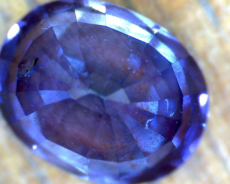  3. Sapphire là viên đá sinh thần của tháng 9. Theo truyền thống phương Tây, những người sinh vào tháng 9 được đại diện bởi đá Sapphire. Nó được cho là mang lại sự bình an, trí tuệ và may mắn cho người sở hữu. Ảnh: Pinterest.
