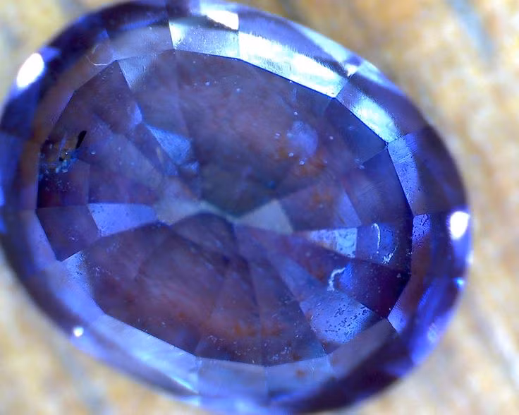  3. Sapphire là viên đá sinh thần của tháng 9. Theo truyền thống phương Tây, những người sinh vào tháng 9 được đại diện bởi đá Sapphire. Nó được cho là mang lại sự bình an, trí tuệ và may mắn cho người sở hữu. Ảnh: Pinterest.