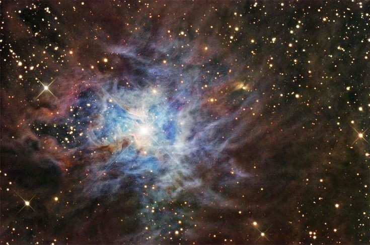  1. Không gian vũ trụ không phải là chân không tuyệt đối. Mặc dù không gian vũ trụ có áp suất cực kỳ thấp, nhưng nó không phải chân không hoàn hảo. Vẫn có các hạt hydro, helium, bụi vũ trụ, tia vũ trụ, và bức xạ nền vi sóng tồn tại khắp nơi. Ảnh: Pinterest.