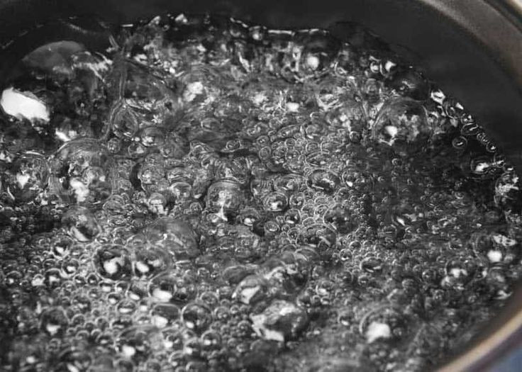  3. Nước sôi ngay cả khi lạnh. Trong chân không, nước có thể sôi ở nhiệt độ rất thấp, thậm chí ngay cả ở nhiệt độ phòng hoặc thấp hơn. Điều này xảy ra vì không có áp suất không khí đè lên bề mặt nước để giữ nó ở trạng thái lỏng. Ảnh: Pinterest.