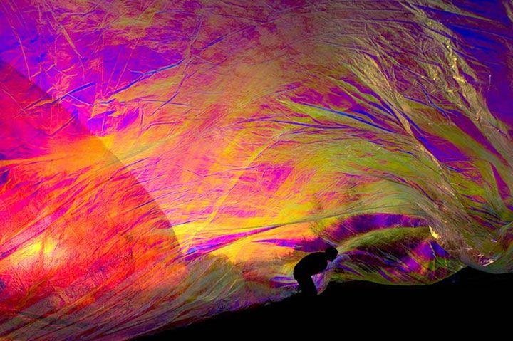  4. Con thể sẽ gặp nguy hiểm trong chân không. Nếu một người tiếp xúc trực tiếp với chân không (như ngoài không gian mà không có bộ đồ bảo hộ), họ sẽ không nổ tung, nhưng máu và dịch cơ thể có thể bắt đầu sôi do áp suất thấp. Ngoài ra, họ sẽ mất ý thức trong vòng 10-15 giây do thiếu oxy. Ảnh: Pinterest.