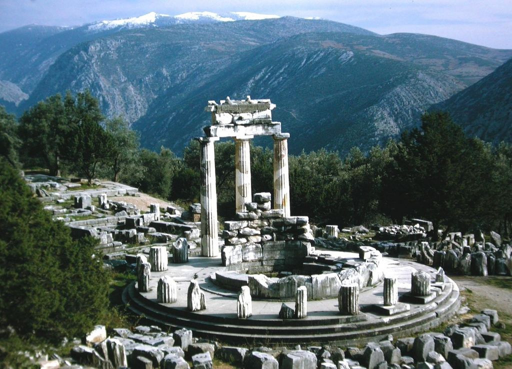  1. Delphi từng được coi là "Trung tâm của thế giới". Người Hy Lạp tin rằng thần Zeus đã thả hai con đại bàng từ hai đầu thế giới, và chúng gặp nhau ở Delphi. Tại đây, họ đặt một hòn đá thiêng gọi là Omphalos (nghĩa là "rốn của thế giới"). Ảnh: Pinterest.