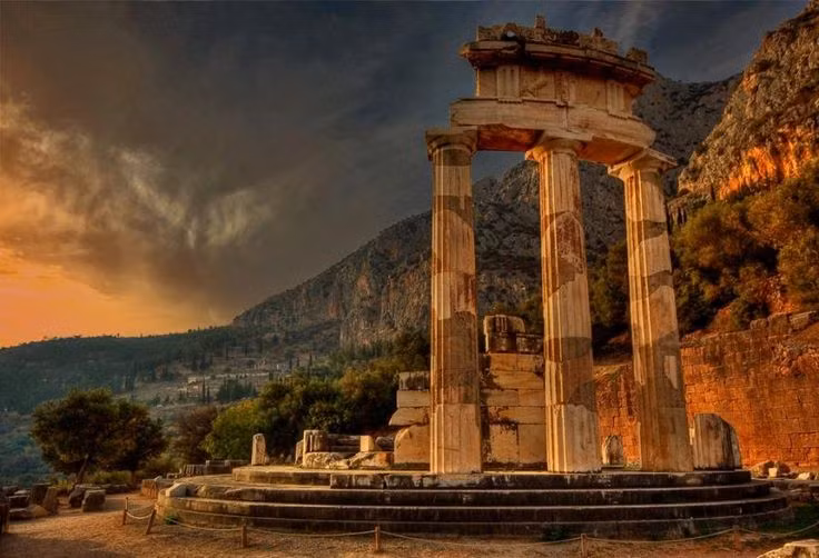  3. Sấm truyền của Pythia ảnh hưởng đến lịch sử Hy Lạp. Các vị vua, tướng lĩnh và công dân thường đến Delphi để hỏi về vận mệnh. Lời tiên tri của Pythia ảnh hưởng đến nhiều sự kiện quan trọng, bao gồm cả các cuộc chiến tranh Hy Lạp-Ba Tư. Ảnh: Pinterest.