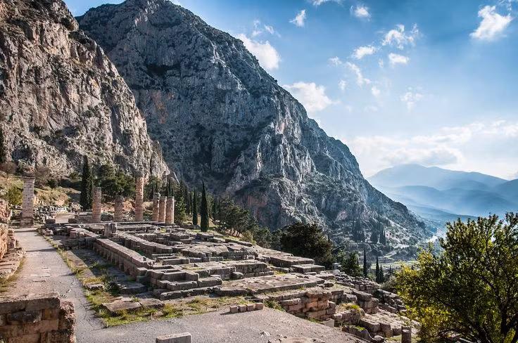  2. Nơi ở của thần Apollo và nữ tiên tri Pythia. Thánh địa Delphi là nơi thờ thần Apollo – vị thần ánh sáng, tiên tri và nghệ thuật. Ngôi đền chính ở đây là Đền thờ Apollo, nơi nữ tiên tri Pythia đưa ra những lời sấm truyền bí ẩn. Ảnh: Pinterest.