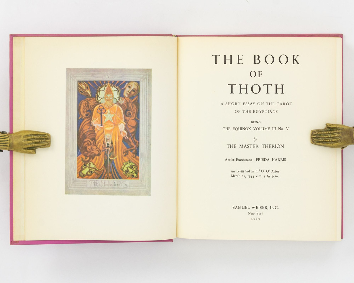  1. Được cho là do thần Thoth viết ra. Theo truyền thuyết, Sách của Thoth do thần Thoth, vị thần trí tuệ, ma thuật và chữ viết của Ai Cập, sáng tạo ra. Nó chứa đựng mọi bí mật của vũ trụ, bao gồm cách điều khiển thế giới và giao tiếp với các vị thần. Ảnh: Pinterest.