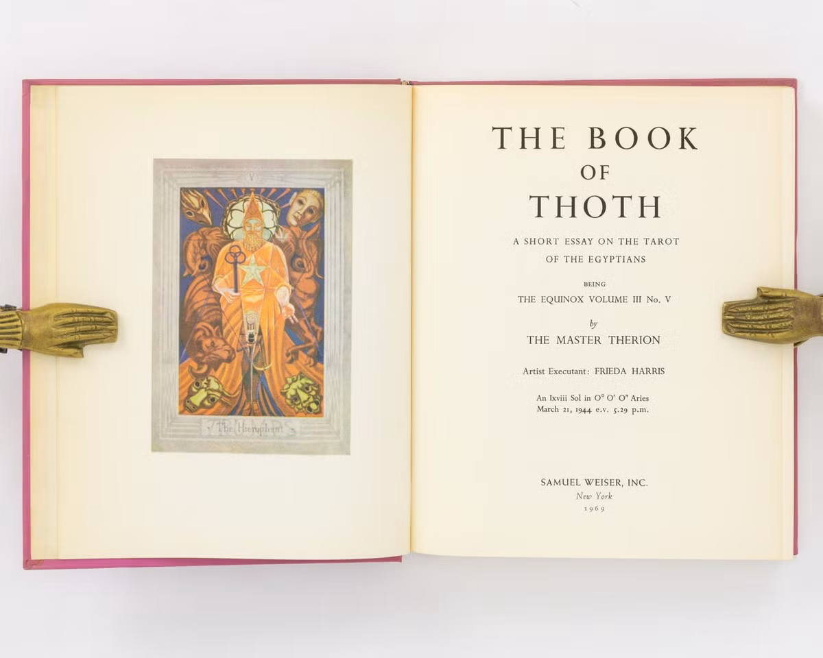  1. Được cho là do thần Thoth viết ra. Theo truyền thuyết, Sách của Thoth do thần Thoth, vị thần trí tuệ, ma thuật và chữ viết của Ai Cập, sáng tạo ra. Nó chứa đựng mọi bí mật của vũ trụ, bao gồm cách điều khiển thế giới và giao tiếp với các vị thần. Ảnh: Pinterest.