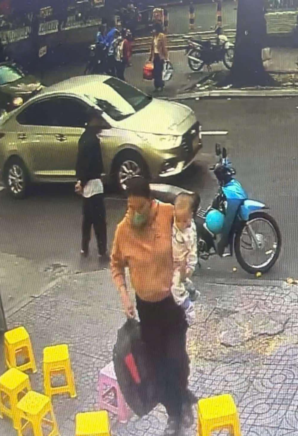 Clip nguoi phu nu cau cuu vi bi moc tui la dan dung-Hinh-2