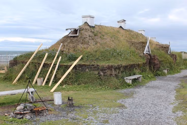 6. Bằng chứng về nghề rèn của người Viking ở Bắc Mỹ. Các nhà khảo cổ đã tìm thấy một lò rèn, nơi người Viking luyện sắt từ quặng đầm lầy – một công nghệ chưa từng có ở các nền văn minh bản địa khu vực đó. Ảnh: Pinterest.