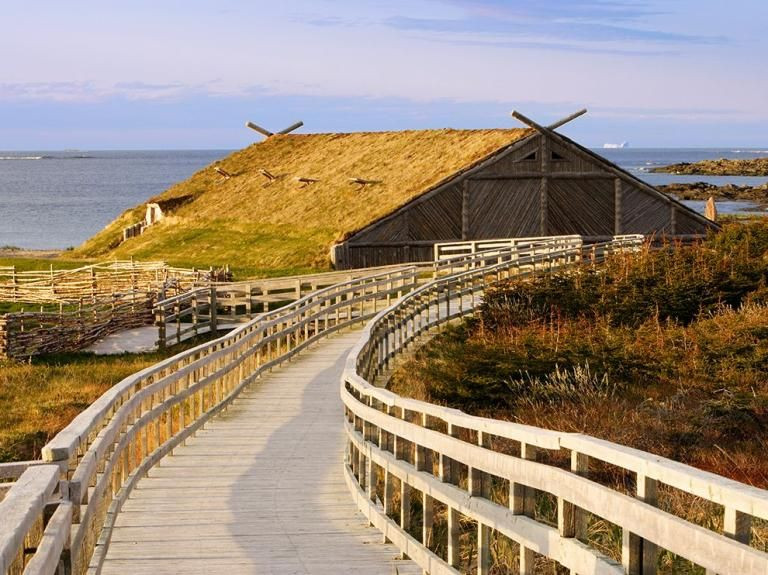 5. Có tám tòa nhà theo phong cách Bắc Âu. Các tòa nhà có kết cấu bằng gỗ và phủ cỏ, rất giống với những công trình tìm thấy ở Greenland và Iceland vào thời kỳ đó. Ảnh: Pinterest.