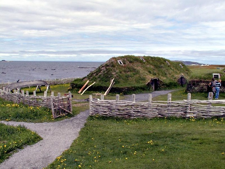 4. Người Viking đến đây khoảng năm 1.000 SCN. Theo các câu chuyện trong saga Bắc Âu, nhà thám hiểm Leif Erikson đã dẫn đầu một đoàn thám hiểm đến vùng đất mà ông gọi là Vinland, nơi mà ngày nay được cho là bao gồm L’Anse aux Meadows. Ảnh: Pinterest.
