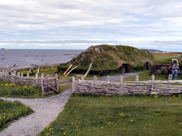 4. Người Viking đến đây khoảng năm 1.000 SCN. Theo các câu chuyện trong saga Bắc Âu, nhà thám hiểm Leif Erikson đã dẫn đầu một đoàn thám hiểm đến vùng đất mà ông gọi là Vinland, nơi mà ngày nay được cho là bao gồm L’Anse aux Meadows. Ảnh: Pinterest.