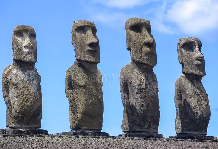  3. Có thể liên quan đến hiện tượng thiên văn. Một số nhà nghiên cứu nghi ngờ Moai có thể được sắp xếp theo những vị trí liên quan đến mặt trời, mặt trăng và các chòm sao, phục vụ mục đích thiên văn hoặc lịch nông nghiệp. Ảnh: Pinterest.